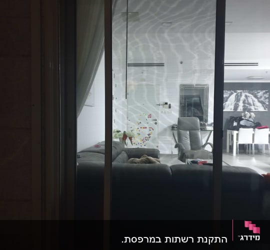 חלון אלומיניום עם מסגרת כהה